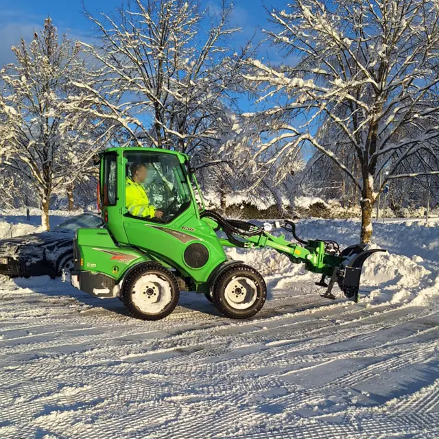 Avant traktor talvist lund lükkamas