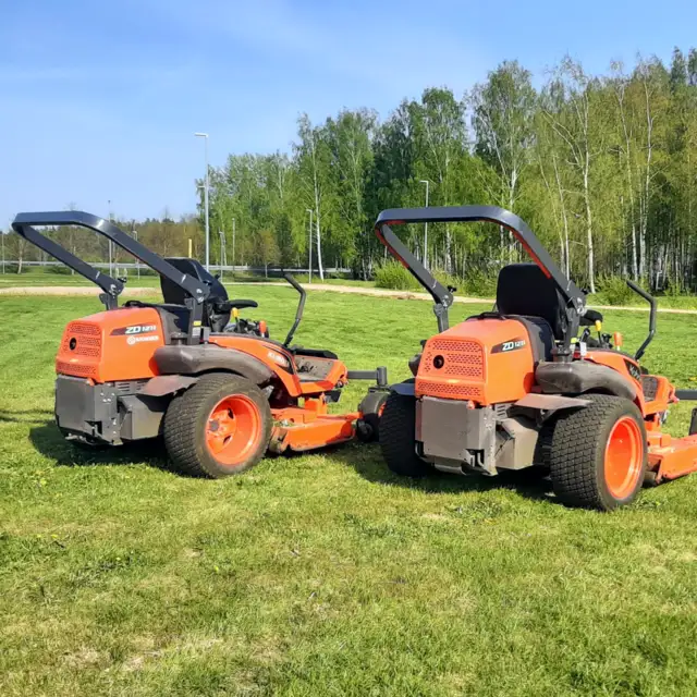 Nullpöörderaadiusega muruniidukid niidetud väljakul